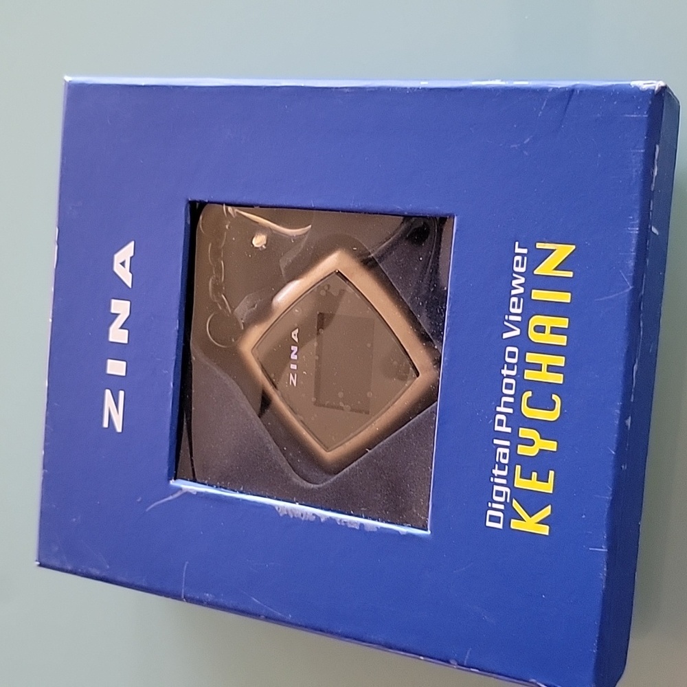 ZINA digital photo viewer keychain